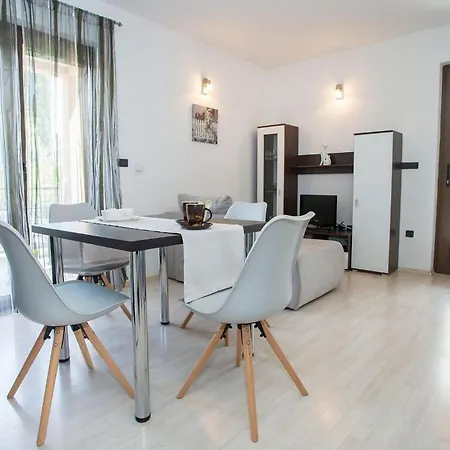 Apartment Milena 1 *